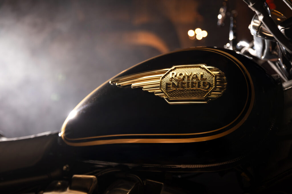 Royal Enfield Bullet 650 in Nahaufnahme. Schwarzer Tank mit Golden verziertem Logo und Dekorstreifen