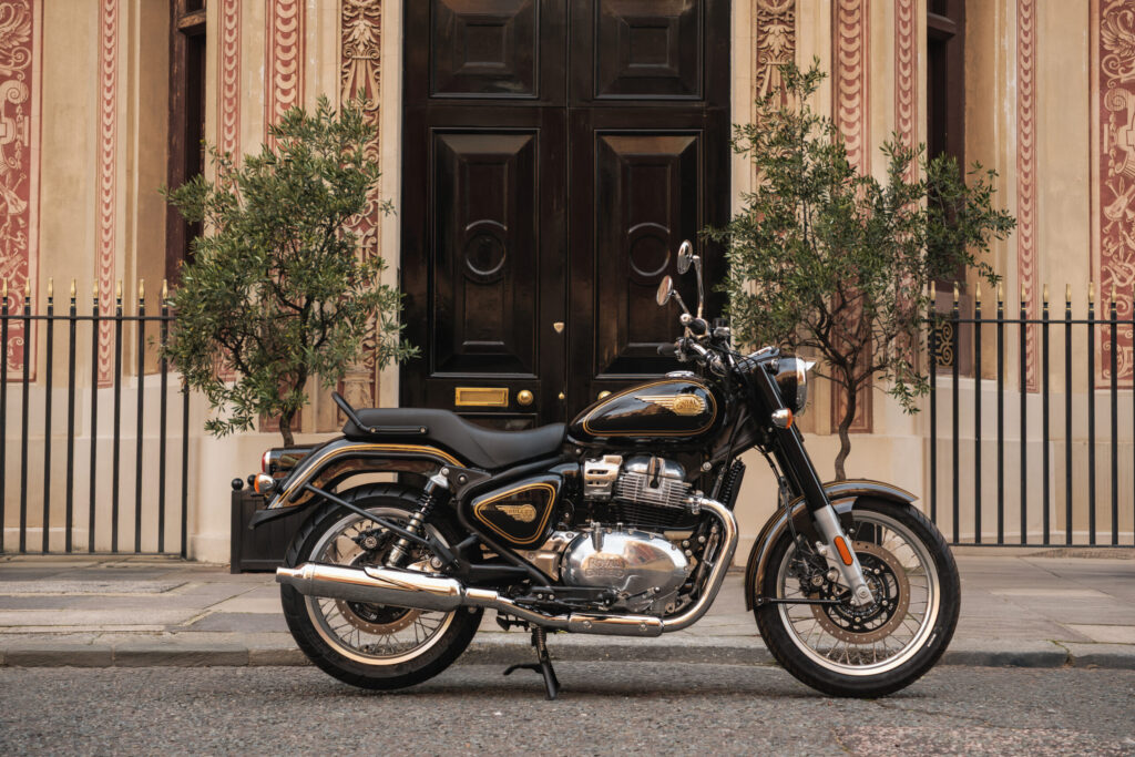 Die Royal Enfield Bullet 650 in seitlicher Ansicht vor einem Hauseingang.