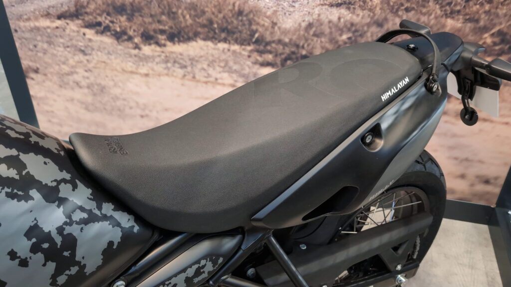 Die schwarze Rallye-Sitzbank der Royal Enfield Himalayan 450 Mana Black im Detail.