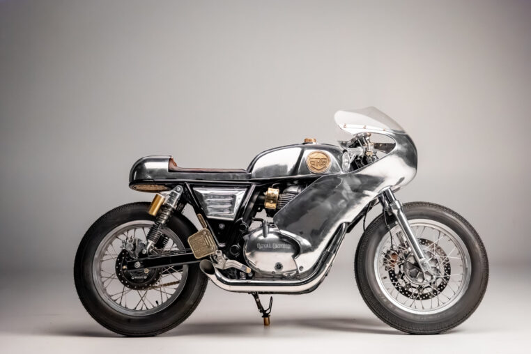 Zu sehen ist das Custom-Bike "Schatten" der Bike-Schmiede "Wannabe Choppers", welches auf der Royal Enfield Continental GT650 basiert. Das Foto zeigt eine Seitenansicht des Fahrzeugs ( © Chris Graf-Allgeier)