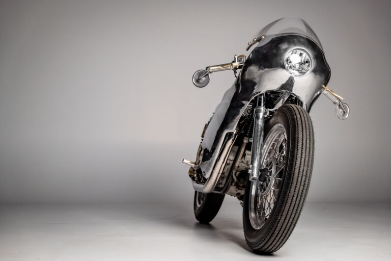 Die Royal Enfield Continental GT 650 als "Projekt Schatten" in einer Studio-Aufnahme.