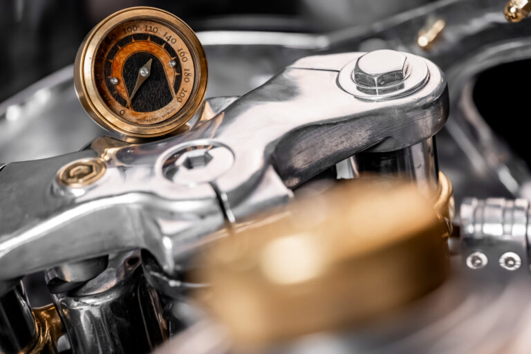 Die Royal Enfield Continental GT 650 als "Projekt Schatten" in einer Studio-Aufnahme.
