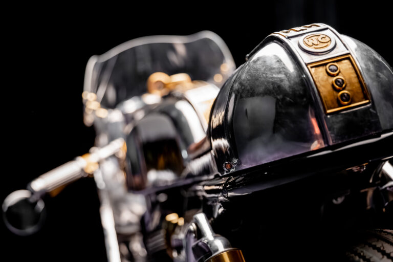 Die Royal Enfield Continental GT 650 als "Projekt Schatten" in einer Studio-Aufnahme.