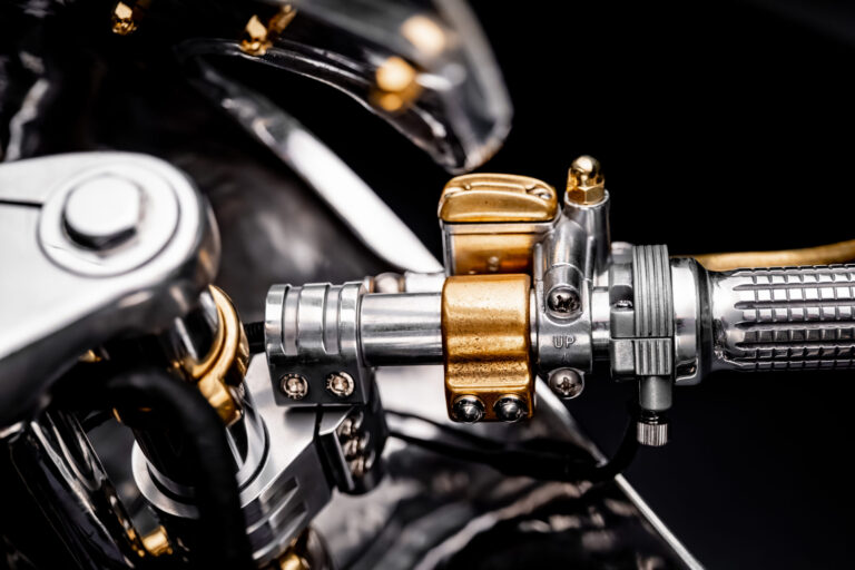 Die Royal Enfield Continental GT 650 als "Projekt Schatten" in einer Studio-Aufnahme.