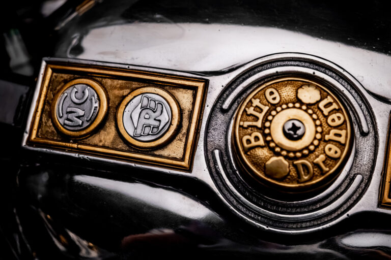 Die Royal Enfield Continental GT 650 als "Projekt Schatten" in einer Studio-Aufnahme.