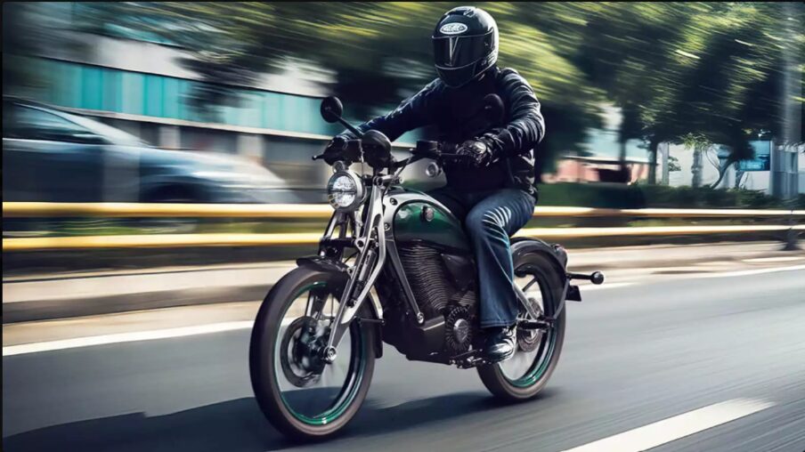 Zu sehen ist eine Royal Enfield Flying Flea C6 mit männlichem Motorradfahrer während der Fahrt.
